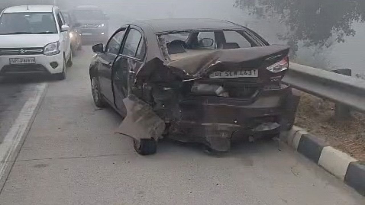 Greater Noida Accident: ग्रेटर नोएडा में कोहरे के बीच भीषण सड़क हादसा एक्सप्रेसवे पर लंबा जाम पुलिस और क्रेन की मदद से राहत